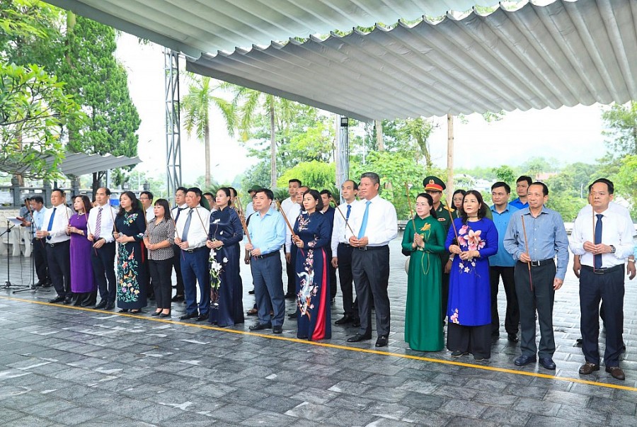 Các đồng chí lãnh đạo thành phố Hà Nội, tỉnh Hà Giang dâng hương tưởng niệm các anh hùng liệt sĩ tại Nghĩa trang liệt sĩ quốc gia Vị Xuyên (tỉnh Hà Giang). Ảnh: Quang Thái.