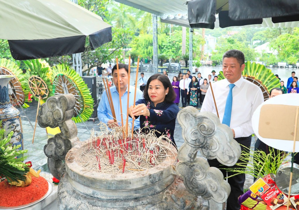 Phó Bí thư Thường trực Thành ủy Hà Nội Nguyễn Thị Tuyến dâng hương tưởng niệm các anh hùng liệt sĩ tại Nghĩa trang liệt sĩ quốc gia Vị Xuyên. Ảnh: Quang Thái.