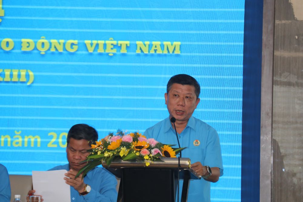 Các đại biểu tham gia góp ý và chia sẻ những kết quả hoạt động công đoàn đạt được trong 6 tháng đầu năm. Ảnh: P.Linh