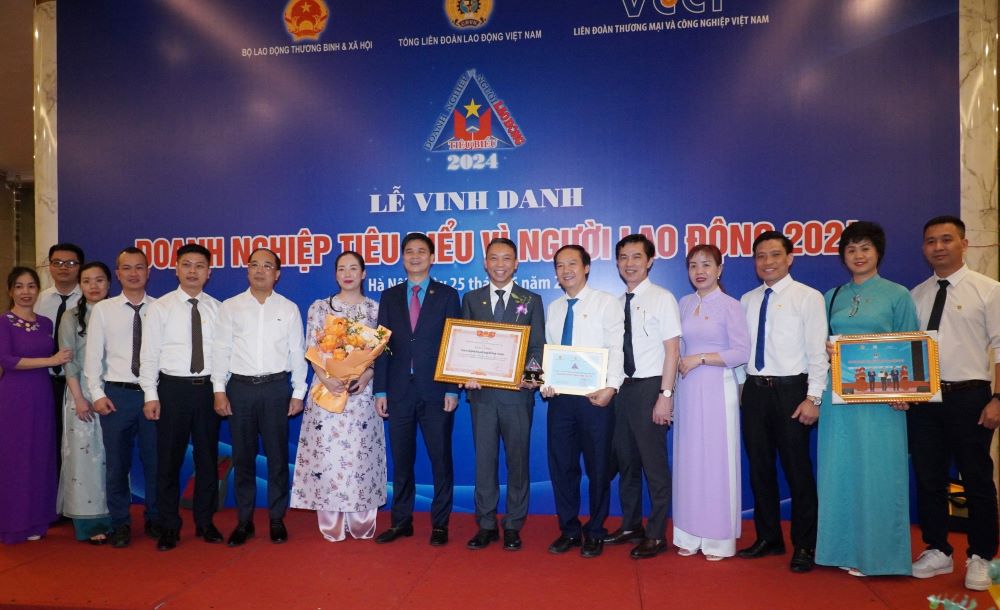 Lãnh đạo Tổng Liên đoàn Lao động Việt Nam chúc mừng Công ty Tân Đệ sau lễ vinh danh “Doanh nghiệp tiêu biểu vì người lao động” năm 2024. Ảnh: Nam Hồng