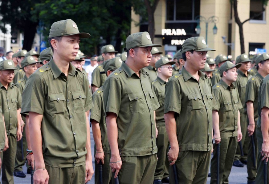 Các lực lượng tham gia bảo vệ an ninh trật tự tại cơ sở tham gia lễ ra mắt. Ảnh: Hương Ly