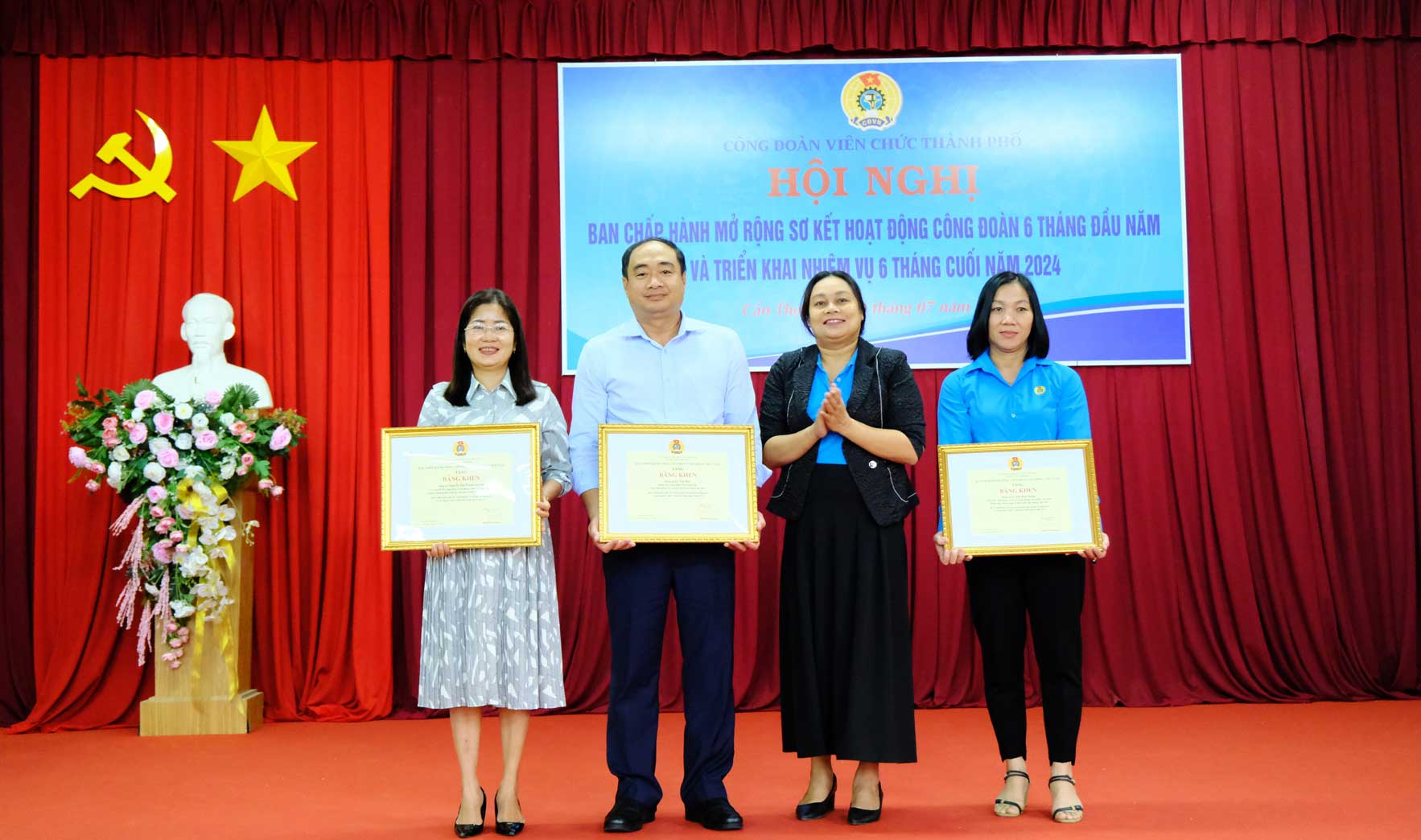 Phó Chủ tịch Công đoàn viên chức Trao bằng khen của Tổng Liên đoàn Lao động Việt