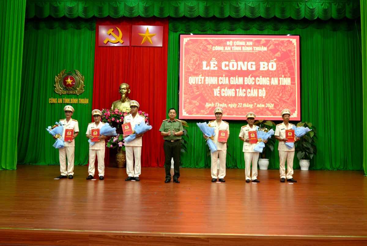 Các trưởng phòng nghiệp vụ, trưởng công an huyện thuộc Công an tỉnh Bình Thuận được luân chuyển. Ảnh: Công an Bình Thuận