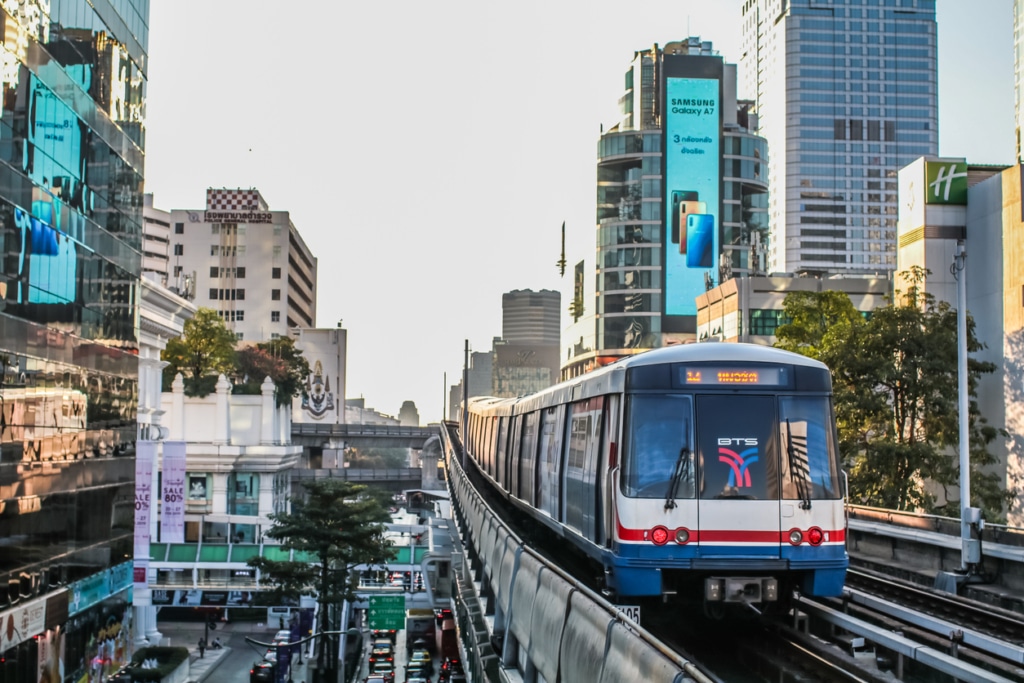 Láng giềng bước vào thập kỷ tăng trưởng thấp, Việt Nam sẽ là đầu tàu của kinh tế khu vực- Ảnh 2.