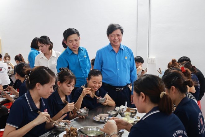 Bữa cơm Công đoàn tăng gắn kết với người lao động