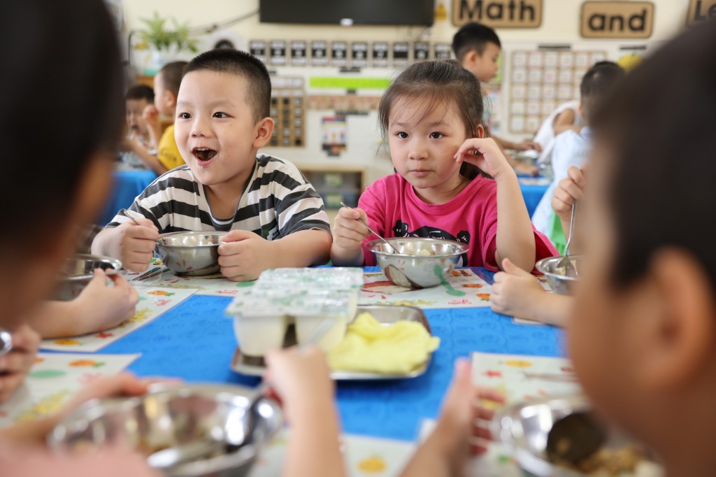 Phụ huynh ăn trưa cùng trẻ - mô hình hay, hiệu quả bất ngờ