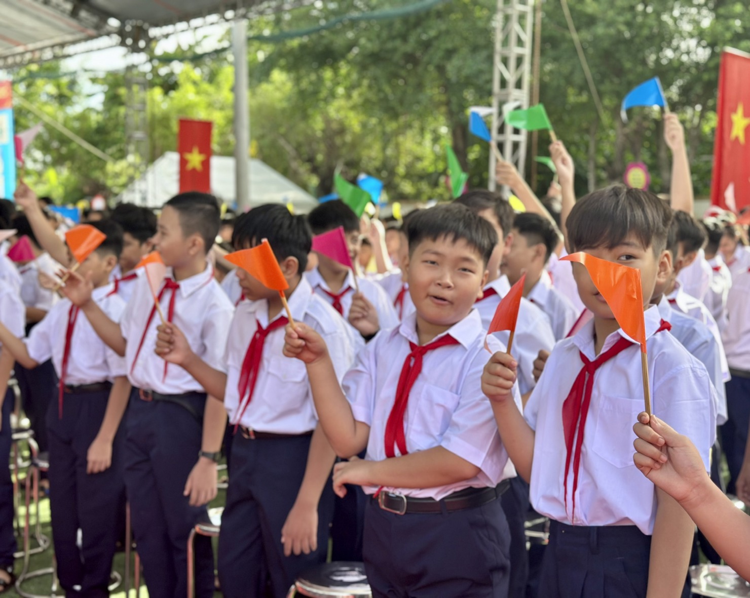  Các em học sinh Trường THCS Trừ Văn Thố hân hoan bước vào năm học mới.  