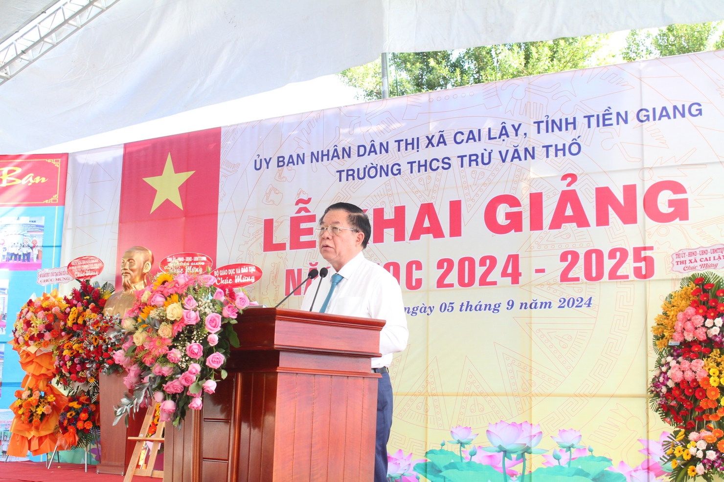  Đồng chí Nguyễn Trọng Nghĩa, Ủy viên Bộ Chính trị, Bí thư Trung ương Đảng, Trưởng Ban Tuyên giáo Trung ương phát biểu tại Lễ khai giảng.  