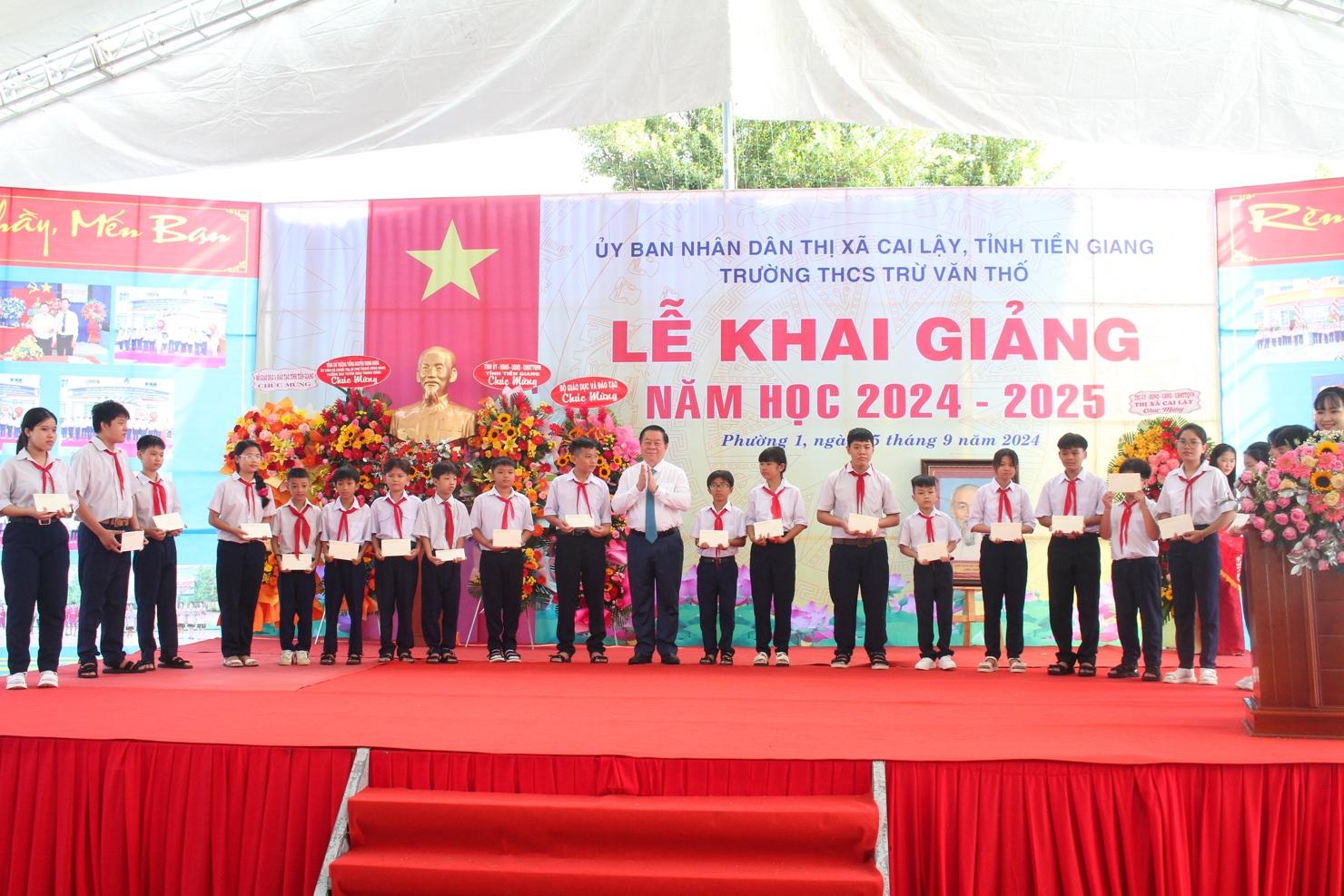  Đồng chí Nguyễn Trọng Nghĩa, Ủy viên Bộ Chính trị, Bí thư Trung ương Đảng, Trưởng Ban Tuyên giáo Trung ương trao học bổng cho học sinh có hoàn cảnh khó khăn.  
