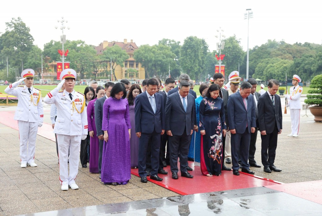 Đoàn đại biểu thành phố Hà Nội tưởng niệm Chủ tịch Hồ Chí Minh. Ảnh: Viết Thành