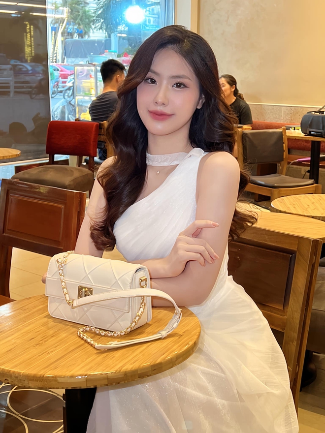 1 người đẹp vừa lọt Top 10 Miss Grand 2024 diện áo dài trắng về tựu trường: Nhan sắc bất ngờ gây thương nhớ- Ảnh 6.