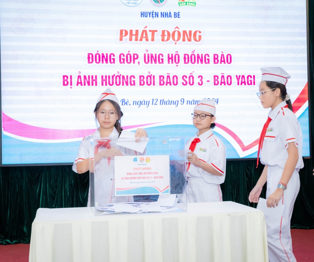 Thông qua tình cảm của các em, Số tiền và vật phẩm quyên góp không chỉ là hành động thiết thực giúp đỡ về vật chất mà còn là biểu hiện sâu sắc của tình thương, sự đồng cảm từ thế hệ trẻ đối với những người dân đang gặp khó khăn.