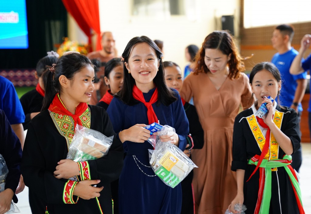 Nhận những phần quà gồm sữa tươi, sữa đặc của Vinamilk và bánh mì, các em đều hớn hở, vui thích vì đã có thể kịp đón trung thu sau những ngày bão lũ