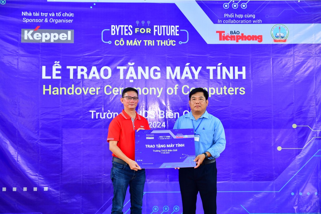 Ban tổ chức chương trình trao tặng máy tính cho nhà trường