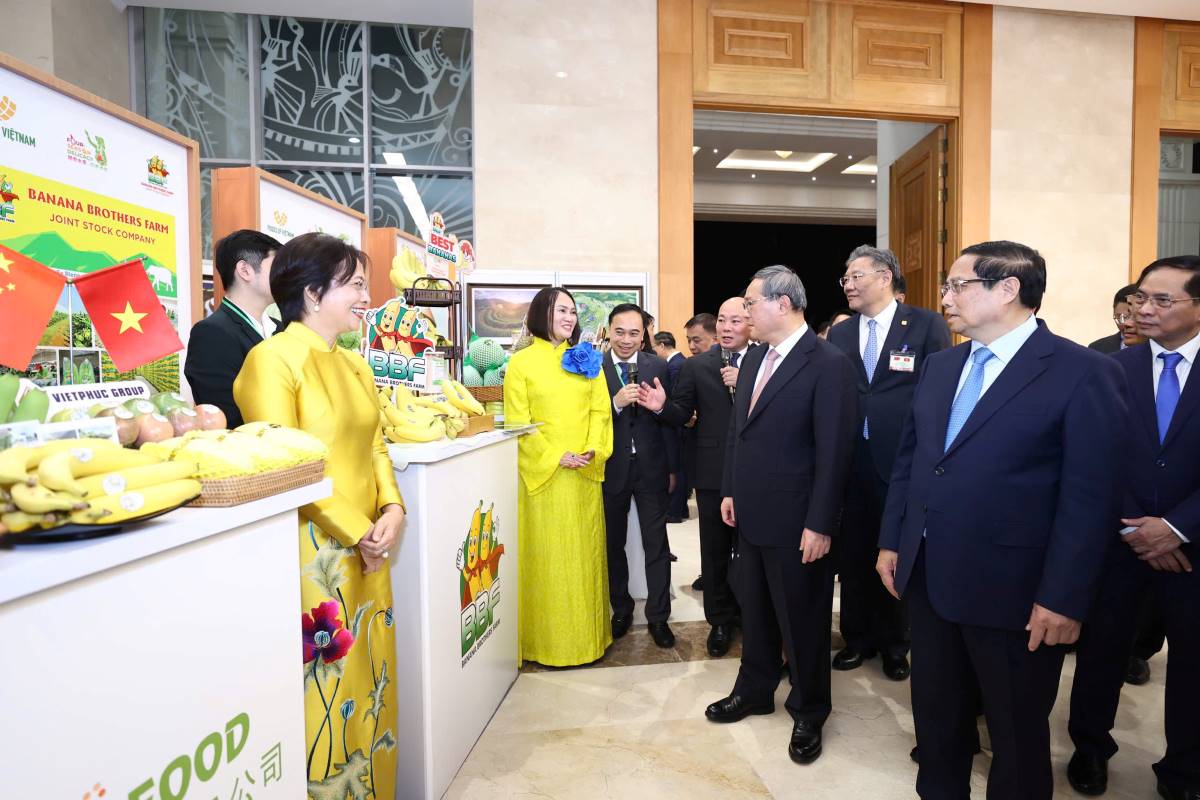 Thủ tướng Chính phủ Phạm Minh Chính và Thủ tướng Lý Cường tham quan trưng bày một số sản phẩm nông nghiệp đặc sắc của Việt Nam xuất khẩu sang Trung Quốc. Ảnh: Hải Nguyễn