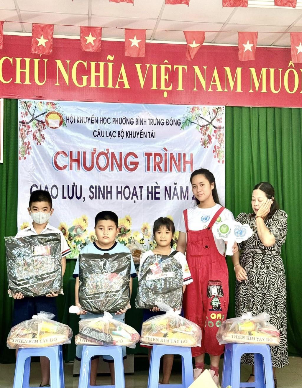 Cô gái luôn tích cực với công tác thiện nguyện và giới thiệu hình ảnh Việt Nam ra với thế giới