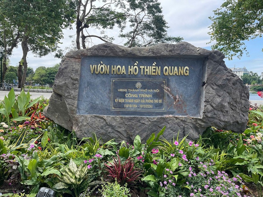 Vườn hoa hồ Thiền Quang vừa khánh thành, hoa đã bị trộm