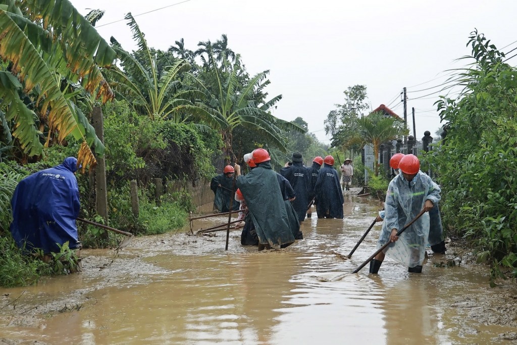 Sau bão, lực lượng Công an tỉnh phối hợp với địa phương giúp đỡ Nhân dân tổng dọn vệ sinh, sửa chữa nhà cửa bị hư hỏng, khơi thông cống rãnh