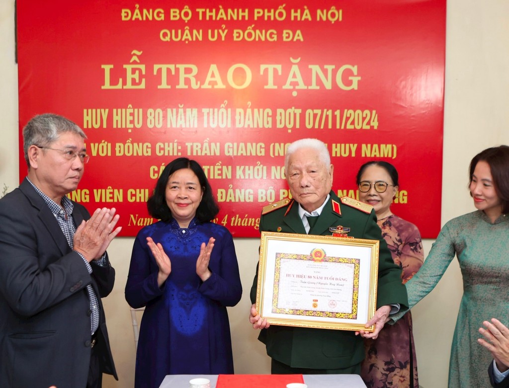 Bí thư Thành ủy trao Huy hiệu Đảng tặng đảng viên lão thành