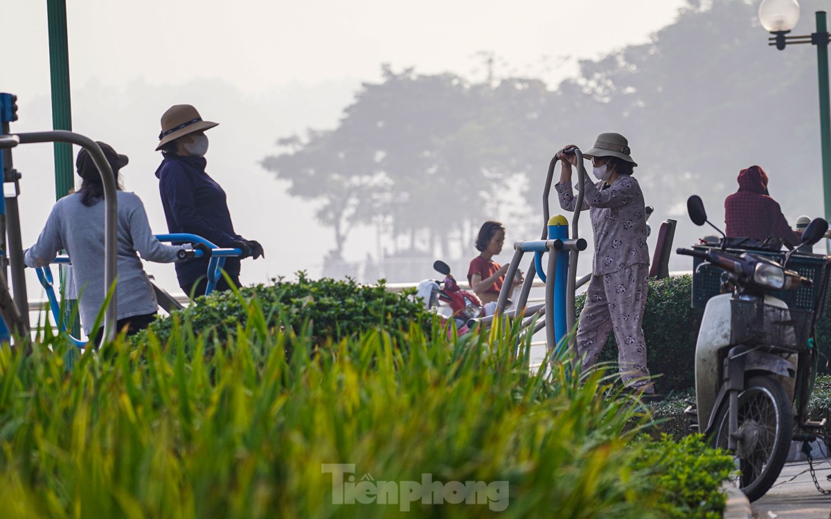 Bầu trời mịt mù, tại Tây Hồ ghi nhận mức ô nhiễm không khí cao- Ảnh 4.