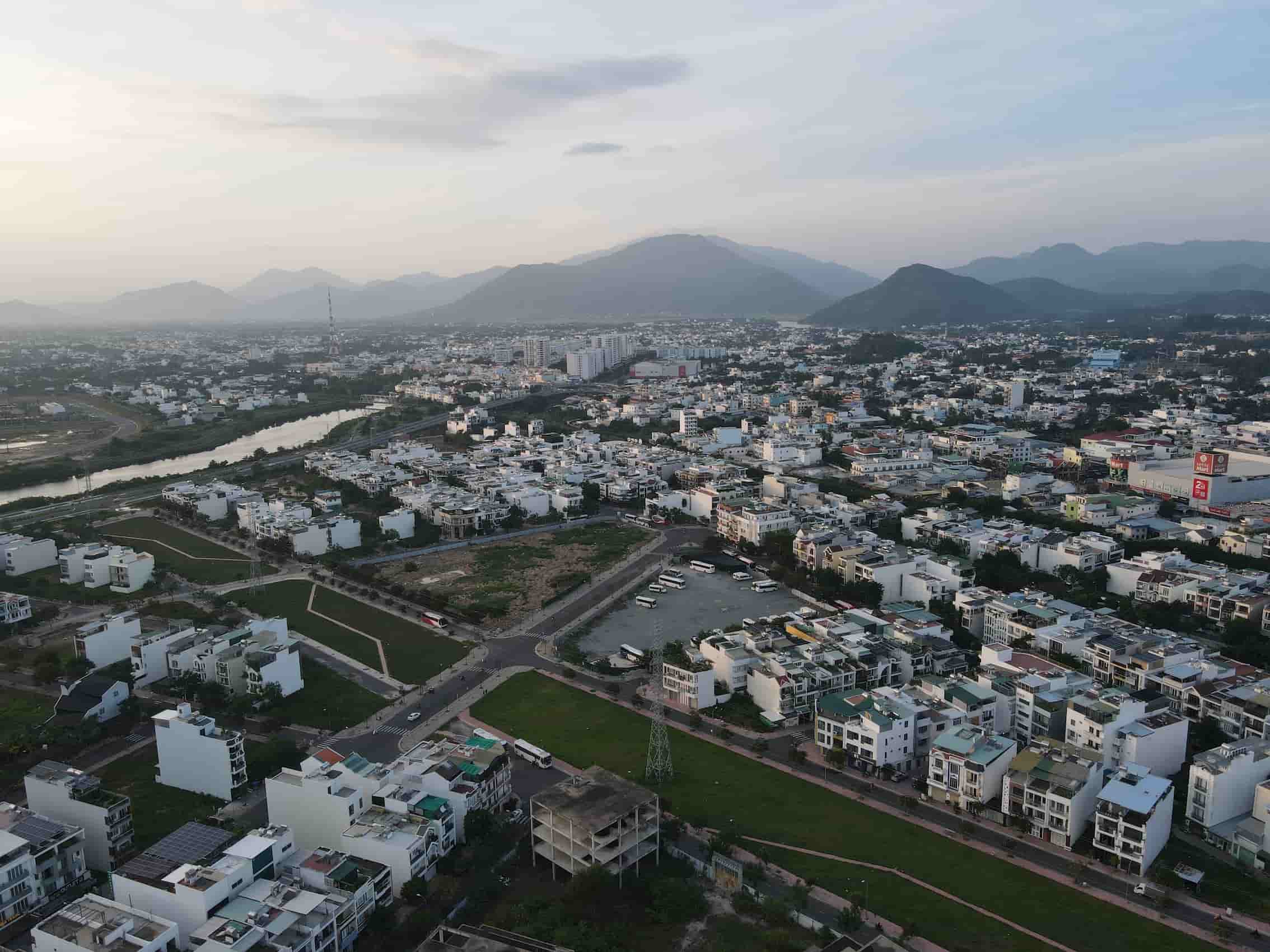 Sau khi có quyét định 2282 phê duyệt giá đất, Cục Thuế Khánh Hòa thông báo cho chủ dự án phải nộp hơn 1.242 tỉ đồng tiền sử dụng cho gần 18,95ha đất ở tại dự án Lê Hồng Phong II. Ảnh: Hữu Long