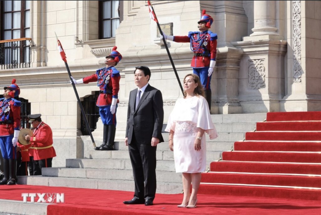 Tổng thống Peru Dina Ercilia Boluarte Zegarra chủ trì lễ đón trọng thể Chủ tịch nước Lương Cường. Ảnh: TTXVN