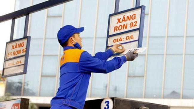 Giá bán lẻ xăng E5RON92 được điều chỉnh không cao hơn 19.864 đồng/lít. Ảnh: internet