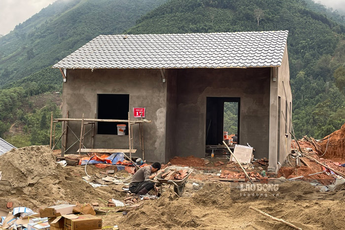Một ngôi nhà tại khu tái định cư thôn Kho Vàng đã hoàn thiện thô. Ảnh: Đinh Đại