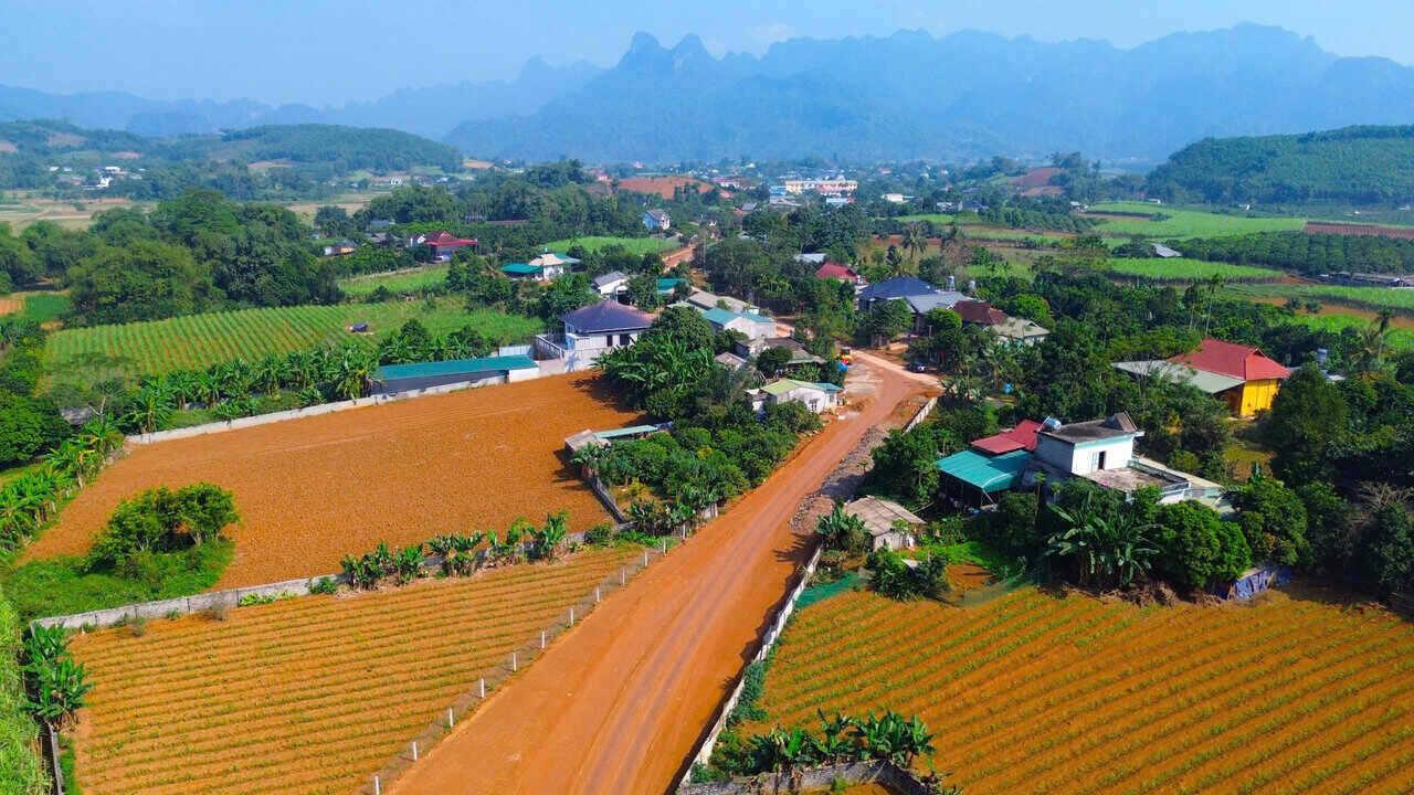 Dự án mất nhiều thời gian để thực hiện các trình tự, thủ tục liên quan chuyển đổi mục đích sử dụng rừng, mục đích sử dụng đất, thủ tục khai thác khoáng sản làm vật liệu đất đắp; công tác giải phóng mặt bằng gặp nhiều khó khăn do nhân dân chưa đồng thuận với đơn giá bồi thường tái định cư theo quy định của nhà nước (chủ yếu về giá đất), dẫn tới việc tuyên truyền vận động người dân đồng ý với phương án giải phóng mặt bằng mất nhiều thời gian.