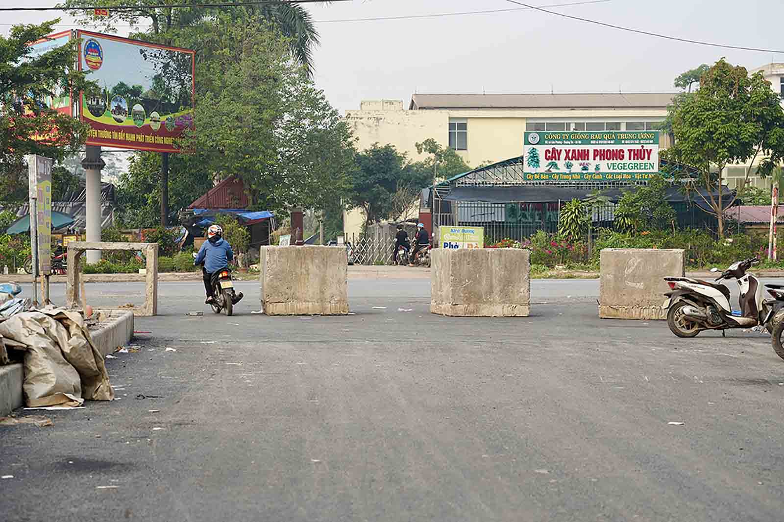 Phía đầu tuyến được đặt cống hộp, ngăn không cho xe ô tô đi vào. Ảnh: Hữu Chánh