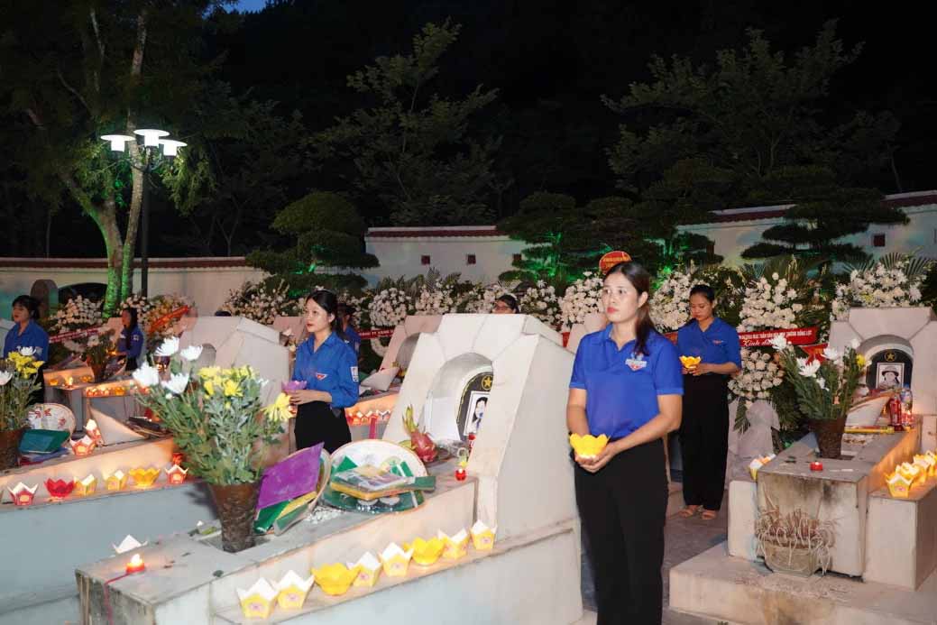 Đoàn viên Thanh niên Hà Tĩnh thắp nến tri ấn Anh hùng, Liệt sĩ tại khu mộ 10 cô gái Ngã ba Đồng Lộc. Ảnh: Tuấn Anh.