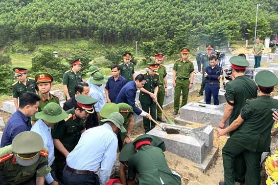 Lễ an táng 11 hài cốt liệt sĩ tại Nghĩa trang liệt sĩ Quốc gia Nầm (Hà Tĩnh) vào tháng 5.2024. Ảnh: Khả Sơn.