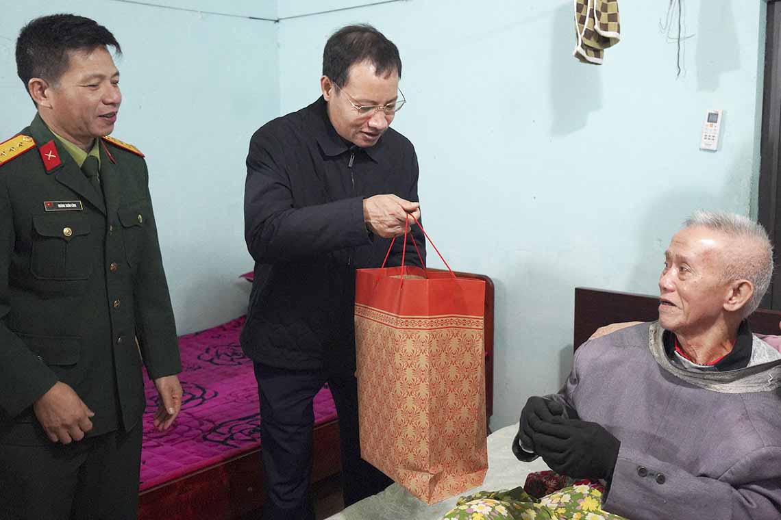 Lãnh đạo huyện Nghi Xuân tặng quà cho Thương binh Võ Xuân Khương ở xã Xuân Hội, huyện Nghi Xuân. Ảnh: Nghi Xuân.