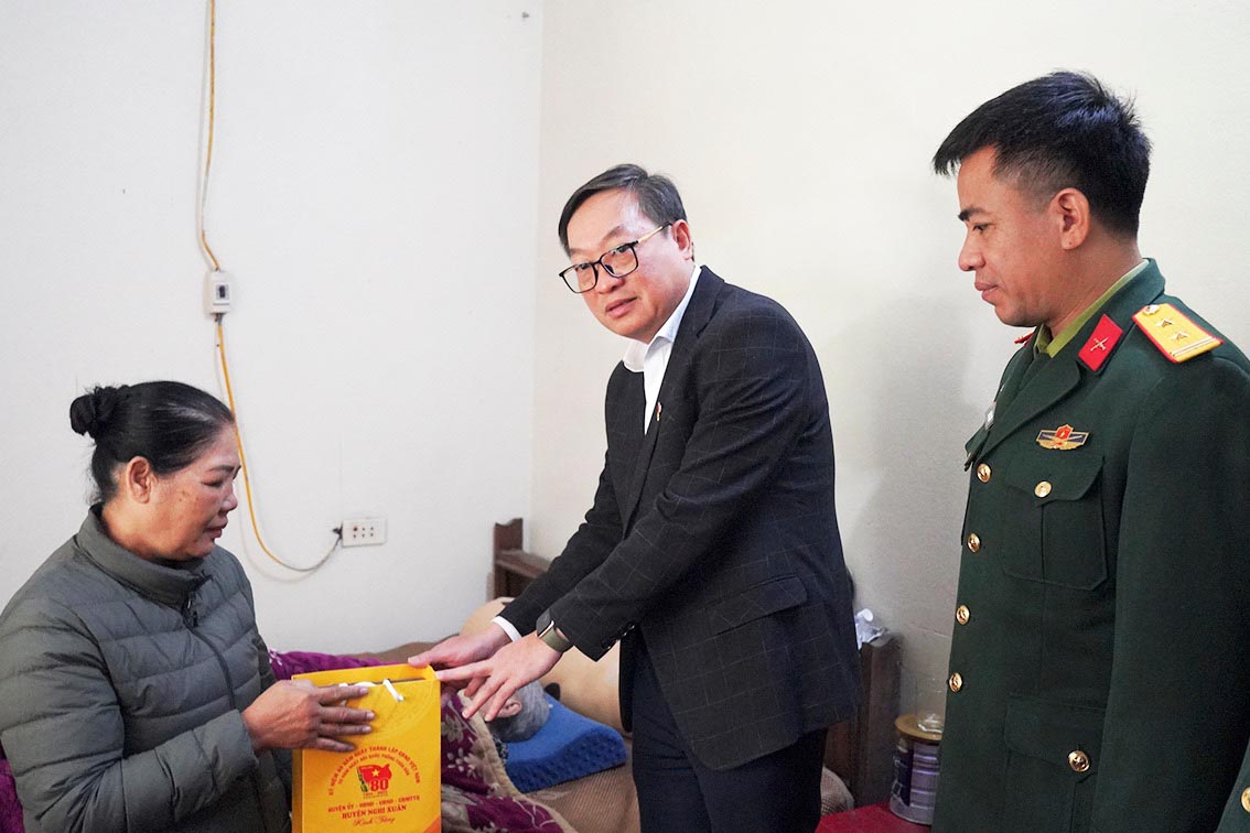 Ông Đặng Trần Phong - Bí thư Huyện ủy Nghi Xuân tặng quà cho Mẹ Việt Nam Anh hùng Lê Thị Huế ở huyện Nghi Xuân, Hà Tĩnh. Ảnh: Nghi Xuân.