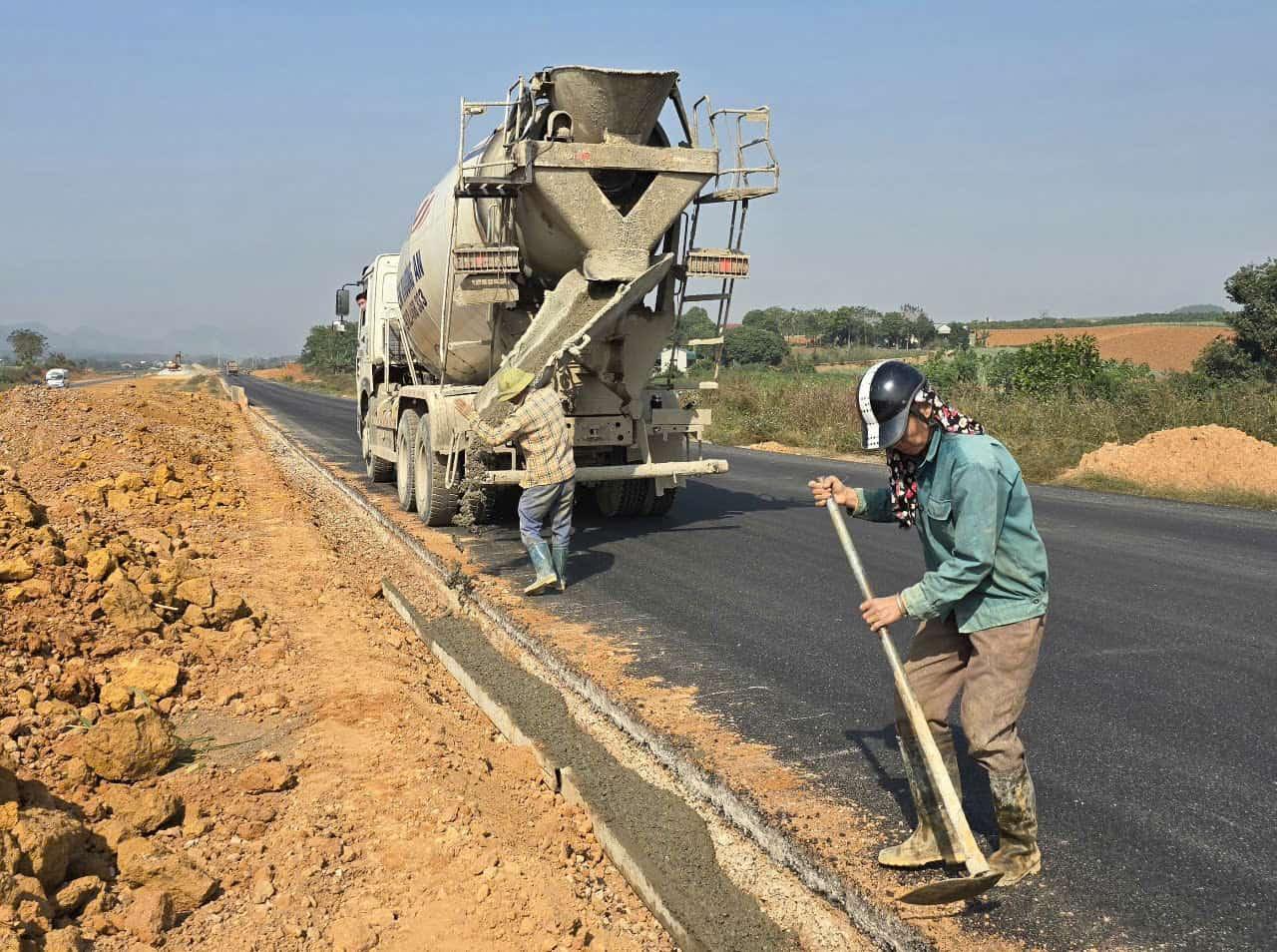 Dự án có điểm đầu tuyến đường kết nối với QL1A qua đường Đồng Giao (thuộc phường Tây Sơn, thành phố Tam Điệp) và điểm cuối giao với QL12B (thuộc xã Văn Phong, huyện Nho Quan). Tuyến đường này cũng được kết nối với cao tốc Bắc - Nam phía Đông tại nút giao liên thông Đồng Giao (thành phố Tam Điệp). Ảnh: Nguyễn Trường