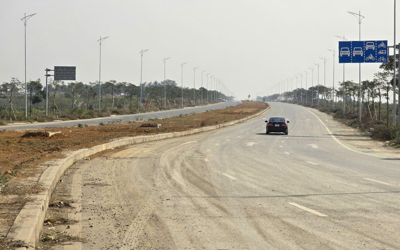Dự án tuyến đường giao thông Đông - Tây tại Ninh Bình có chiều dài toàn tuyến là 22,95km; quy mô đầu tư giai đoạn I là 4 làn xe; trong đó, việc giải phóng mặt bằng thực hiện theo quy hoạch 8 làn xe với bề rộng 70m. Ảnh: Nguyễn Trường