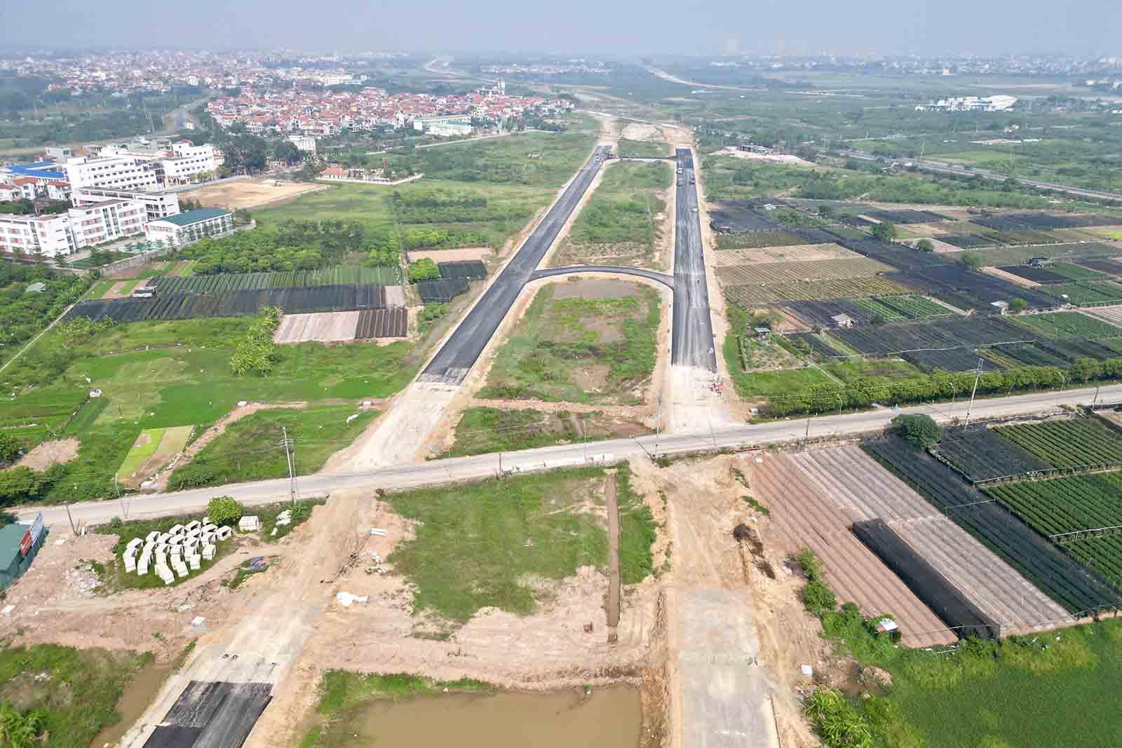 Đường song hành Vành đai 4 đoạn qua Hoài Đức (Hà Nội) đã rõ hình hài sau 17 tháng thi công. Ảnh: Nhóm PV