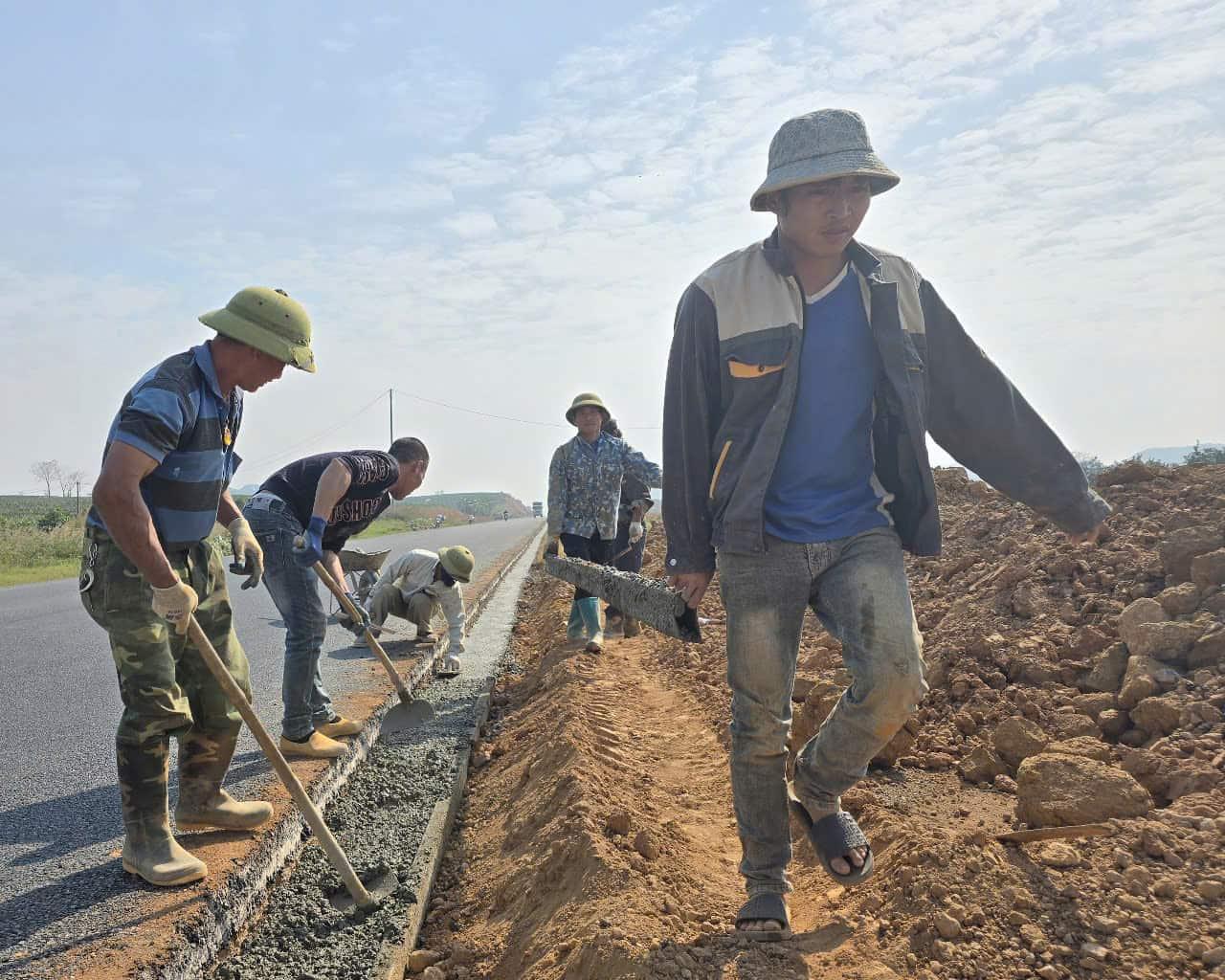 Ông Phạm Quốc Chính - Giám đốc Ban Quản lý dự án đầu tư xây dựng công trình giao thông tỉnh Ninh Bình (đơn vị chủ đầu tư dự án) cho biết, tuyến đường Đông - Tây là dự án giao thông có quy mô lớn nhất từ trước đến nay được đầu tư trên địa bàn tỉnh do địa phương phê duyệt. Ảnh: Nguyễn Trường