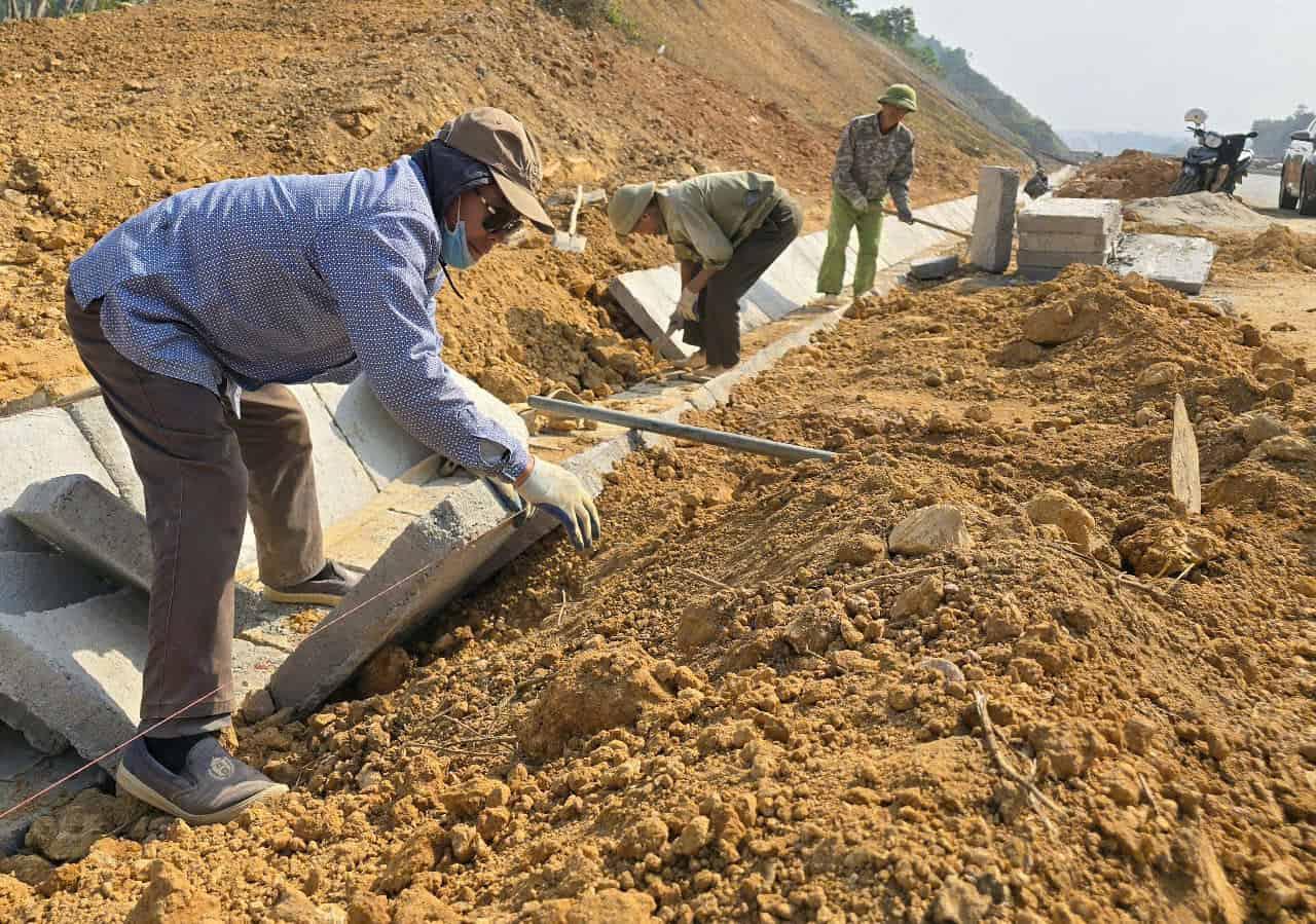 Sau khi hoàn thành, tuyến đường kết nối đồng bộ với các trục giao thông quan trọng của Quốc gia như: Đường bộ cao tốc Bắc - Nam phía Đông, QL1A, đường bộ ven biển, đường sắt Bắc - Nam... mở ra hướng kết nối liên thông với tuyến đường Hồ Chí Minh và kết nối liên vùng giữa vùng Tây Bắc (Hòa Bình, Sơn La) với vùng Đồng bằng sông Hồng… Ảnh: Nguyễn Trường