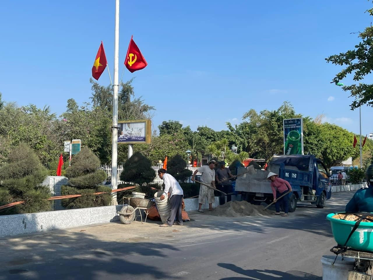 Hình ảnh công nhân Công ty Dũng Lợi thi công gói thầu công ích dọc bờ biển Nha Trang vào đầu năm 2024. Ảnh: Hữu Long