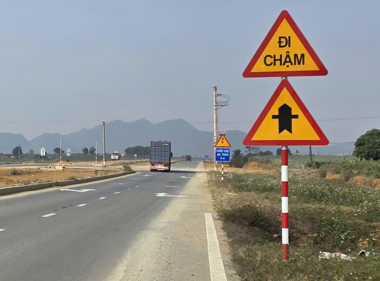 Đến nay, sau hơn 2 năm triển khai, dự án đã cơ bản hình thành tuyến đường trên thực địa và đang từng bước hiện thực hóa thúc đẩy tạo hành lang kinh tế Đông - Tây phía Nam của tỉnh Ninh Bình. Ảnh: Nguyễn Trường