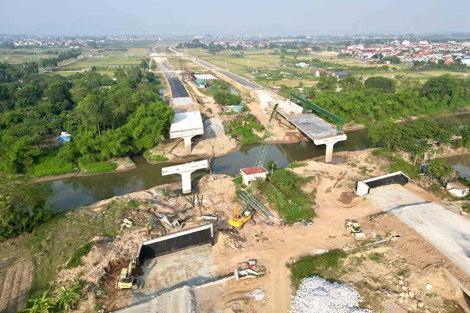 Cầu qua sông Cà Lồ nối huyện Sóc Sơn và Mê Linh đang được nhà thầu triển khai thi công. Ảnh: Nhóm PV