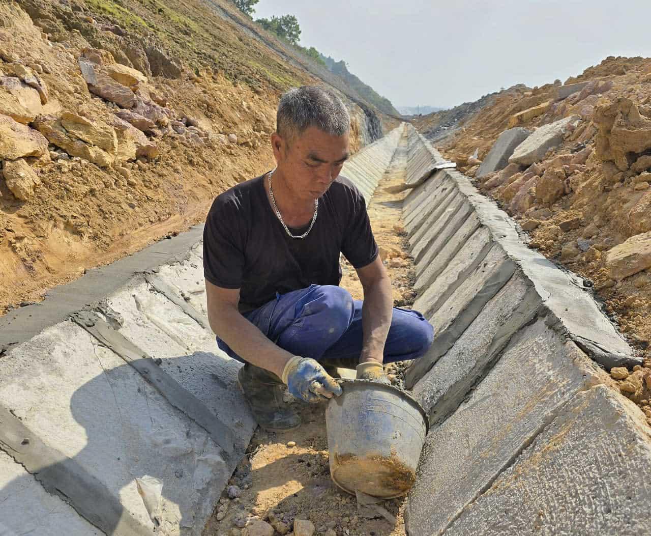 “Chúng tôi đang cố gắng đến Tết Nguyên đán Ất Tỵ này sẽ hoàn thành cơ bản tuyến chính để phục vụ nhu cầu đi lại của người dân và đến tháng 6.2025 sẽ hoàn thành dự án và đưa vào khai thác” - ông Chính cho biết thêm.