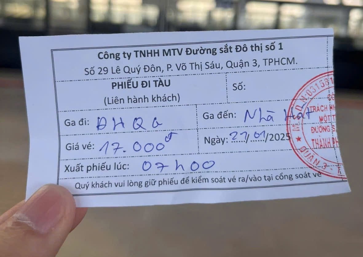 Hành khách mua vé giấy đi Metro số 1 sáng 21.1.  Ảnh: Trần Tuyền