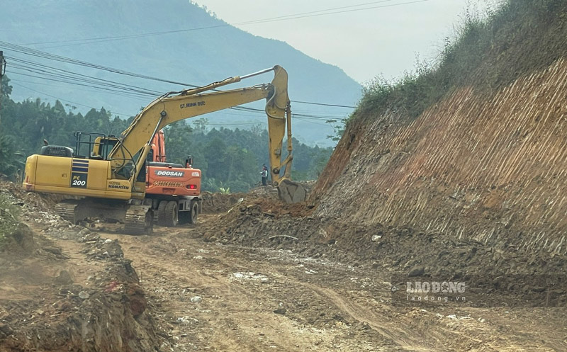 Máy móc thi công đường dẫn vào xã Phúc Khánh. Ảnh: Đinh Đại