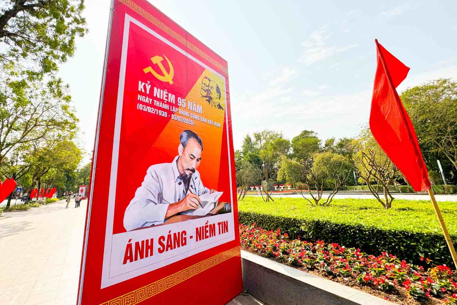 Những tấm pano khổ lớn hướng tới kỷ niệm 95 năm Ngày thành lập Đảng Cộng sản Việt Nam được đặt tại Công viên Lê-nin.