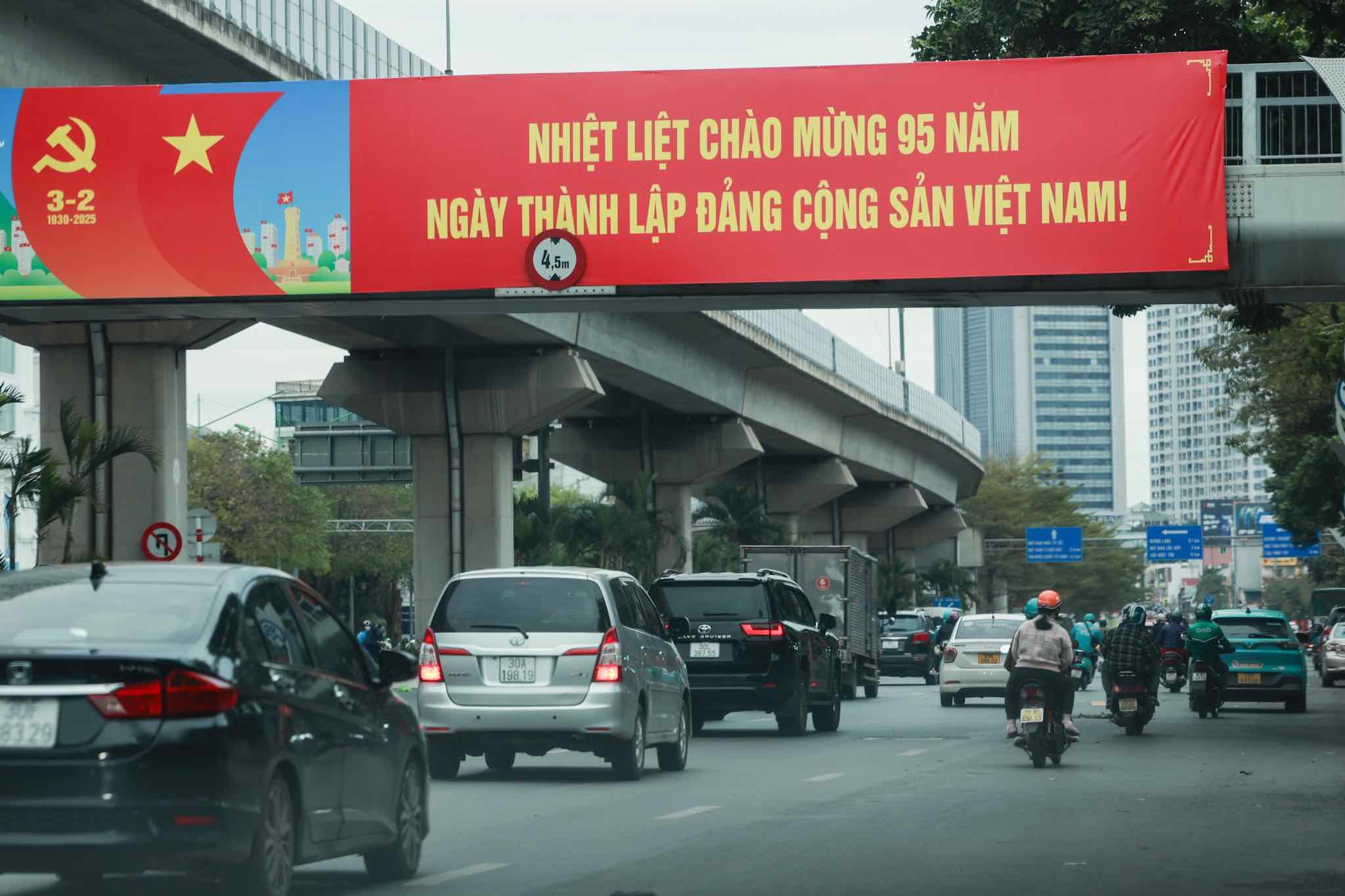 Pano chào mừng 95 năm Ngày thành lập Đảng cộng sản Việt Nam trên đường Nguyễn Trãi.