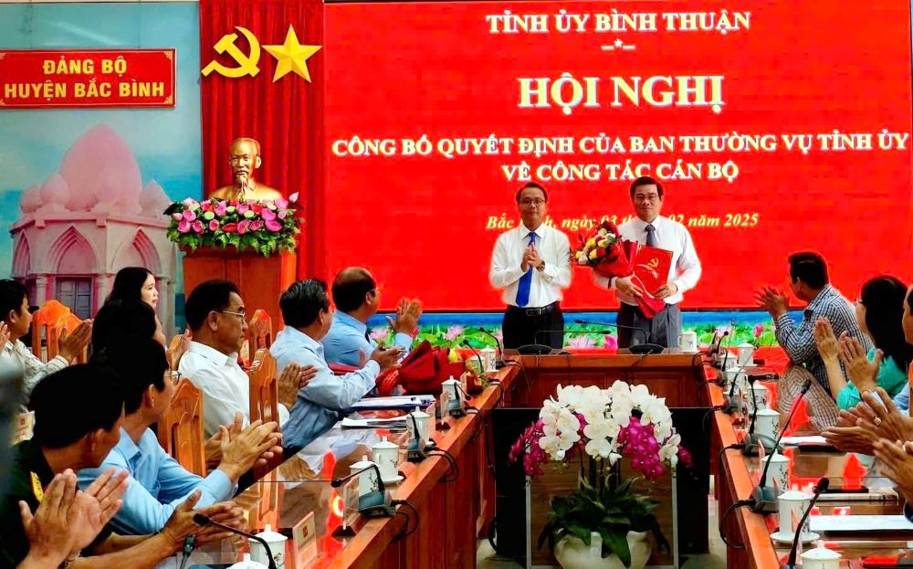 Phó Bí thư Thường trực Tỉnh ủy trao quyết định cho tân Bí thư Huyện ủy Bắc Bình Đỗ Thái Dương. Ảnh: Bắc Bình