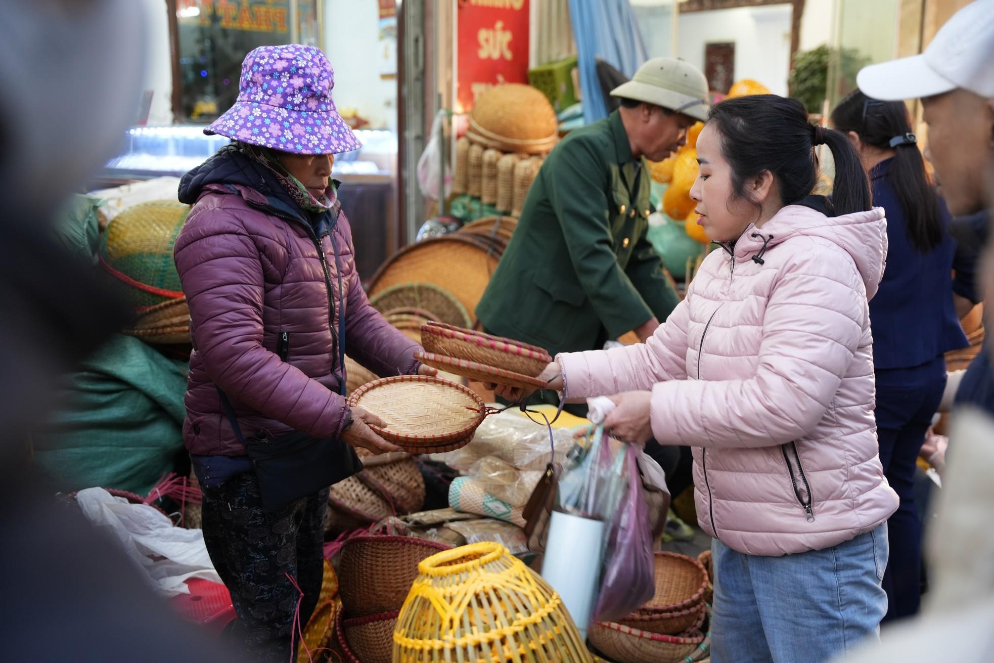 Chợ Viềng nhộn nhịp trước giờ khai hội- Ảnh 7.