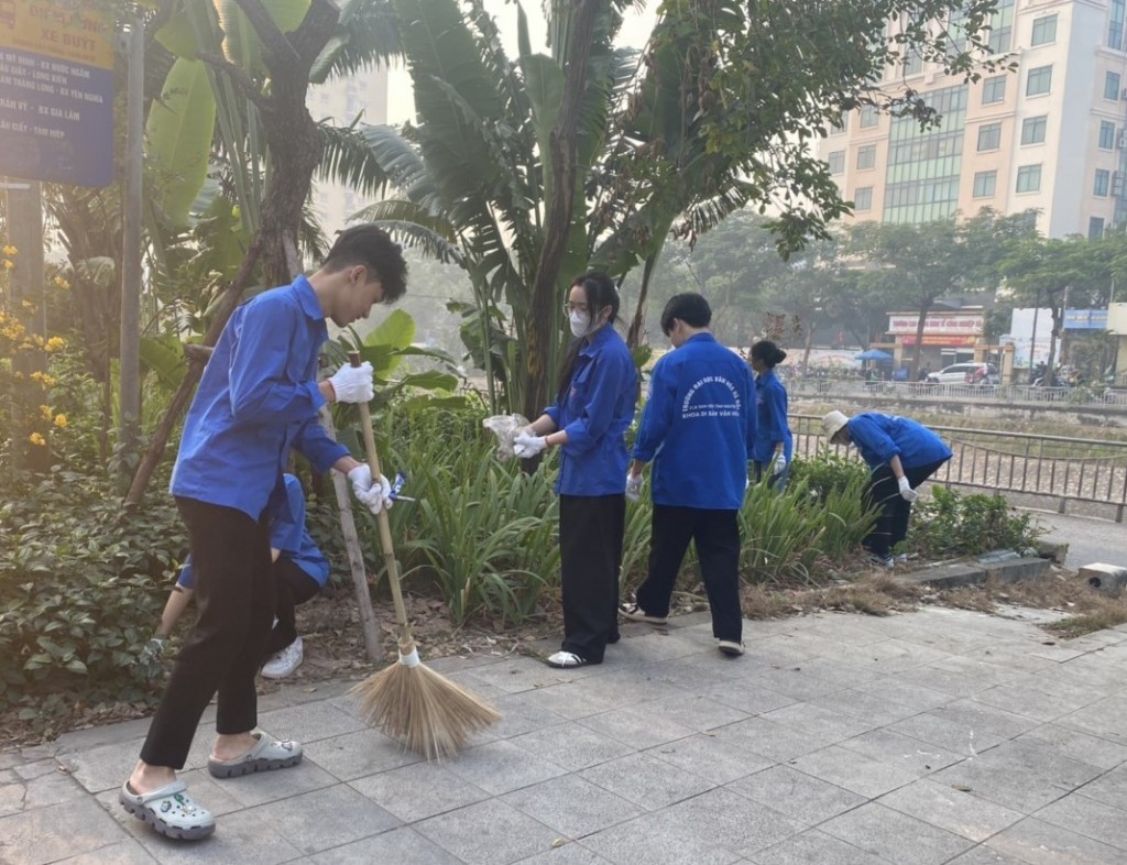 Đoàn Thanh niên quận Đống Đa (Hà Nội) phối hợp với chính quyền các phường và đơn vị liên quan ra quân tổng vệ sinh môi trường, làm sạch các tuyến phố…